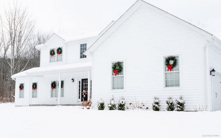 The EASY Way to Hang Christmas Wreaths on Exterior Windows