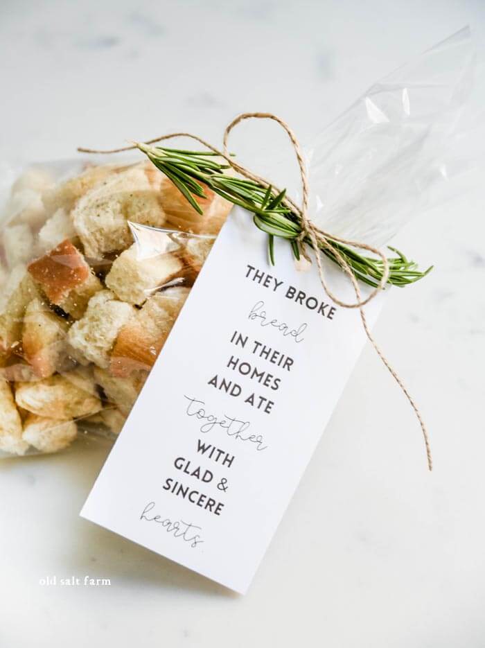 Easy Thanksgiving Hostess Gift Idea Bread Cubes and Tag